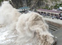 Japan evacuates 100,000 as floods swamp city of Joso